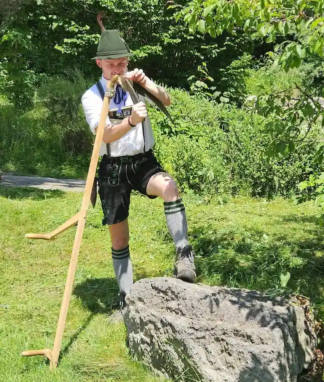 Mann beim Sensen - Aufgewachsen in Bayrischzell